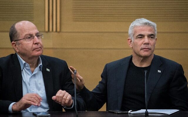 Les dirigeants de Kakhol lavan, Yair Lapid (à droite) et Moshe Yaalon, lors d'une réunion de faction à la Knesset, le 24 juin 2019. (Yonatan Sindel/Flash90)