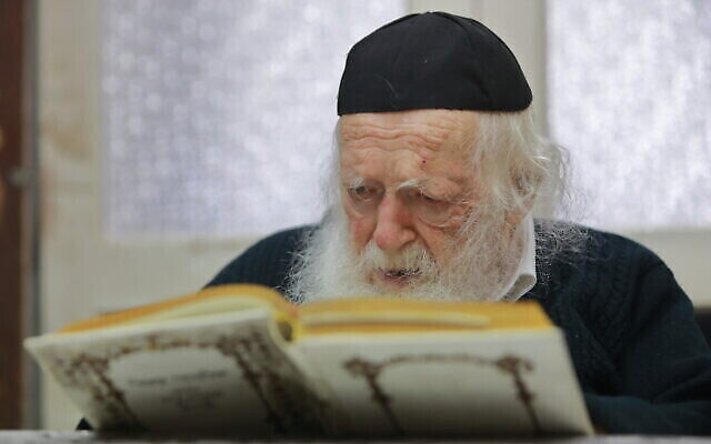 Le rabbin Chaim Kanievsky chez lui à Bnei Brak, le 26 décembre 2019. (Yaakov Nahumi/Flash90)