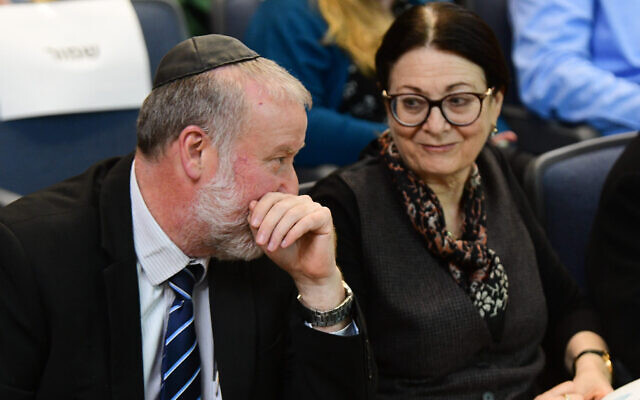 Le procureur général Avichai Mandelblit (à gauche) et la présidente de la Cour suprême Esther Hayut à l'université Bar Ilan, le 4 mars 2020. (Flash90) Le procureur général Avichai Mandelblit (à gauche) et la présidente de la Cour suprême Esther Hayut à l'université Bar Ilan, le 4 mars 2020. (Flash90)