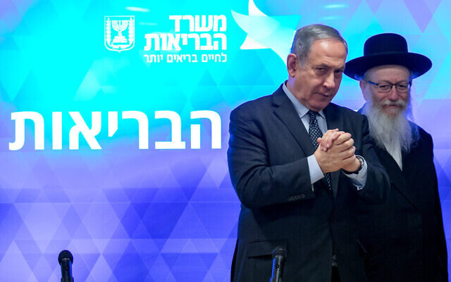 Le Premier ministre israélien Benjamin Netanyahu et le ministre de la Santé Yaakov Litzman tiennent une conférence de presse sur le coronavirus au ministère de la Santé à Jérusalem, le 4 mars 2020. (Crédit : Olivier Fitoussi/Flash90)