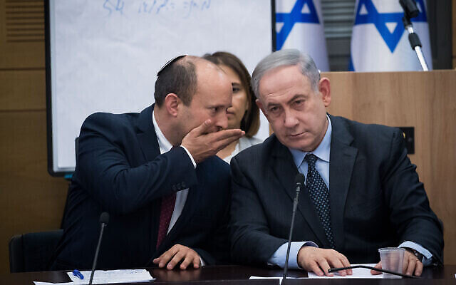 Le ministre de la Défense Naftali Bennett (à gauche) s'entretient avec le Premier ministre Benjamin Netanyahu lors d'une réunion avec les dirigeants des partis de droite à la Knesset à Jérusalem, le 4 mars 2020. (Yonatan Sindel/Flash90)