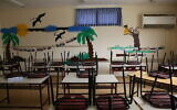 Des chaises sont placées sur les bureaux d'une salle de classe d'une école fermée de la ville de Safed, dans le nord du pays, le 13 mars 2020, en pleine pandémie de coronavirus. (David Cohen/Flash90)