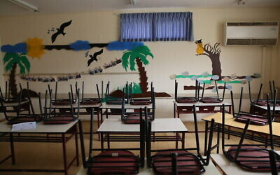 Des chaises sont placées sur les bureaux d'une salle de classe d'une école fermée de la ville de Safed, dans le nord du pays, le 13 mars 2020, en pleine pandémie de coronavirus. (David Cohen/Flash90)
