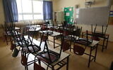 Illustration : Une école fermée dans la ville de Safed, au nord d'Israël, le 13 mars 2020. (David Cohen/Flash90)