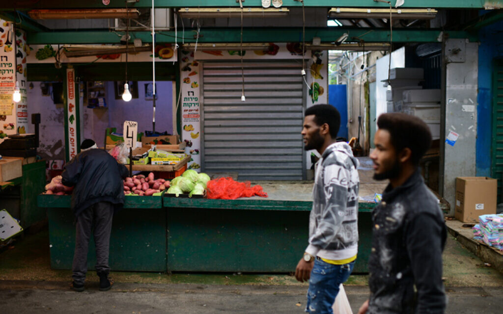 Le marché Hatikva de Tel Aviv, le 15 mars 2020 (Crédit : Tomer Neuberg/Flash90)