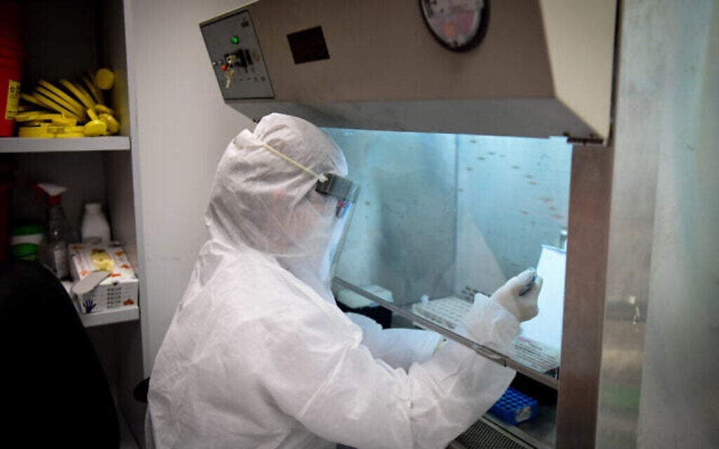 Un analyste effectue un test de diagnostic du coronavirus dans un laboratoire du centre d'Israël. (Flash90)