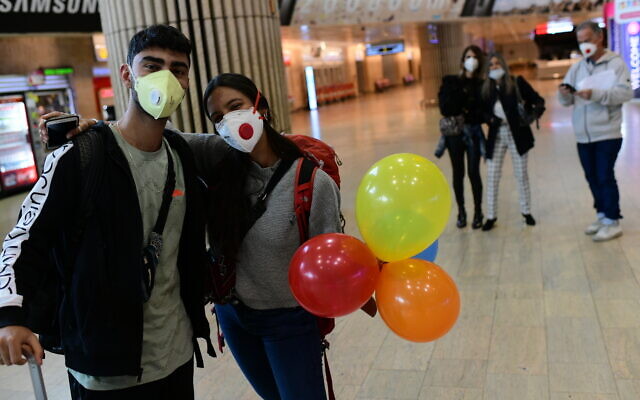 Des voyageurs israéliens bloqués en Amérique du Sud arrivent à l'aéroport Ben Gurion, le 23 mars 2020 (Crédit : Tomer Neuberg/Flash90) Des voyageurs israéliens bloqués en Amérique du Sud arrivent à l'aéroport Ben Gurion, le 23 mars 2020 (Crédit : Tomer Neuberg/Flash90)