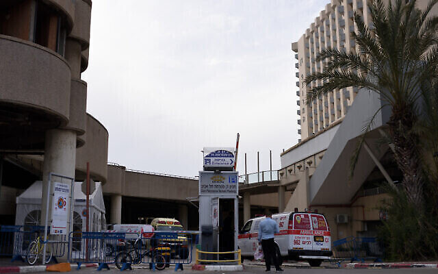 Une ambulance Magen David Adom à l'hôtel Dan Panorama de Tel Aviv, qui a été transformé en établissement de quarantaine, le 26 mars 2020. (Gili Yaari /Flash90) Une ambulance Magen David Adom à l'hôtel Dan Panorama de Tel Aviv, qui a été transformé en établissement de quarantaine, le 26 mars 2020. (Gili Yaari /Flash90)
