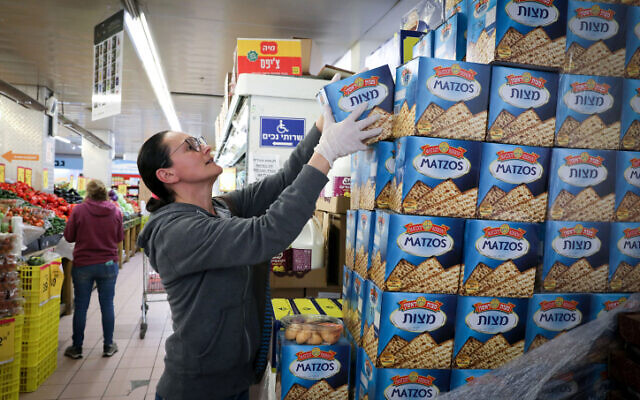 Une femme achète de la matzah dans un supermarché de Jérusalem, le 31 mars 2020. (Crédit : Yossi Zamir/Flash90)
