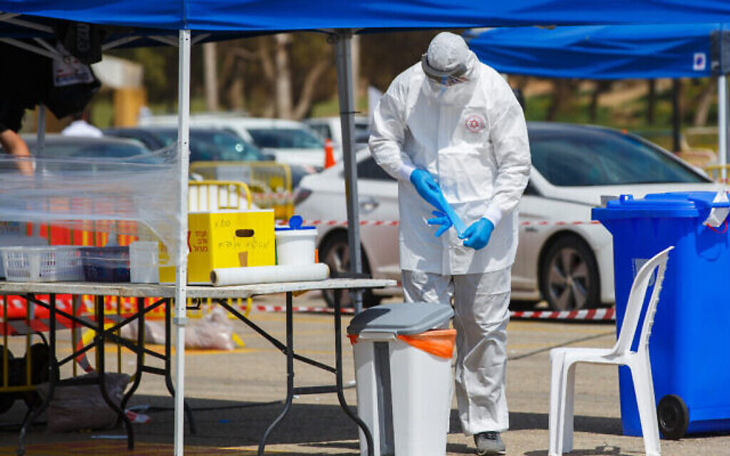 Les services d'urgence du Magen David Adom dans une structure de dépistage du coronavirus à Ashdod, le 1er avril 2020 (Crédit :  Flash90)