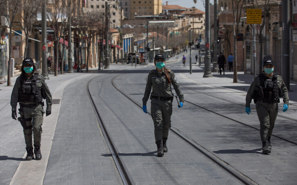 La police des frontières israélienne, le visage masqué, lors d'une patrouille dans le centre de Jérusalem, vérifie que la population respecte les ordres du gouvernement sur le confinement partiel imposé par la crise du coronavirus, le 3 avril 2020 (Crédit : Nati Shohat/Flash90) La police des frontières israélienne, le visage masqué, lors d'une patrouille dans le centre de Jérusalem, vérifie que la population respecte les ordres du gouvernement sur le confinement partiel imposé par la crise du coronavirus, le 3 avril 2020 (Crédit : Nati Shohat/Flash90)