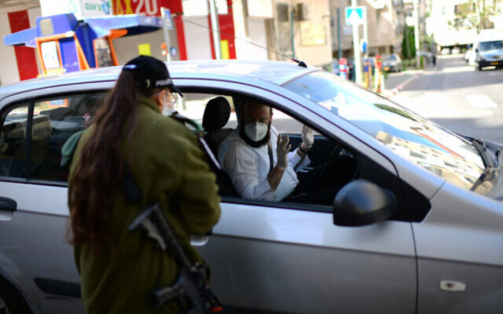 La police installe des checkpoints temporaires à l'entrée de la ville de Bnei Brak, le 3 avril 2020 (Crédit : Tomer Neuberg/Flash90)