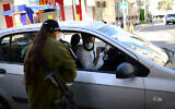 La police installe des checkpoints temporaires à l'entrée de la ville de Bnei Brak, le 3 avril 2020 (Crédit : Tomer Neuberg/Flash90)