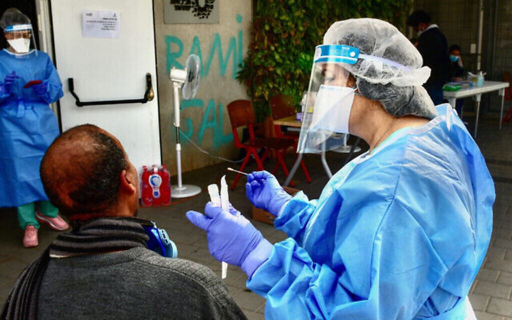 Les personnels médicaux en combinaison de protection sur un site de dépistage du coronavirus dans le sud de Tel Aviv, le 6 avril 2020 (Crédit : Avshalom Sassoni/Flash90) Les personnels médicaux en combinaison de protection sur un site de dépistage du coronavirus dans le sud de Tel Aviv, le 6 avril 2020 (Crédit : Avshalom Sassoni/Flash90)