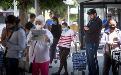Des clients attendent devant un supermarché à Tel Aviv, le 7 avril 2020. (Crédit : Miriam Alster/Flash90) Des clients attendent devant un supermarché à Tel Aviv, le 7 avril 2020. (Crédit : Miriam Alster/Flash90)