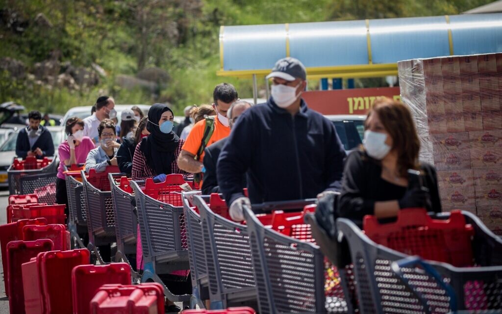 File d'attente devant le supermarché Rami levy, à Jérusalem, le 7 avril 2020. (Crédit : Yonatan Sindel/Flash90) File d'attente devant le supermarché Rami levy, à Jérusalem, le 7 avril 2020. (Crédit : Yonatan Sindel/Flash90)
