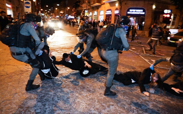 La police arrête un juif ultra-orthodoxe dans le quartier de Mea Shearim, suite à une manifestation contre les restrictions sur le coronavirus le 19 avril 2020. (Crédit ; Olivier Fitoussi/Flash90)