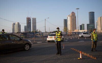 La police et les soldats israéliens ferment la Begin Road, proche de l'entrée de Ramat Gan à Tel Aviv, le 14 avril 2020 (Crédit : Miriam Alster/Flash90)