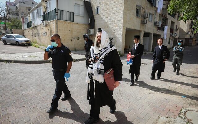 Les officiers de police ferment les synagogues et distribuent des amendes aux Juifs ultra-orthodoxes à Beit Shemesh, le 16 avril 2020 (Crédit : Yaakov Lederman/Flash90) Les officiers de police ferment les synagogues et distribuent des amendes aux Juifs ultra-orthodoxes à Beit Shemesh, le 16 avril 2020 (Crédit : Yaakov Lederman/Flash90)