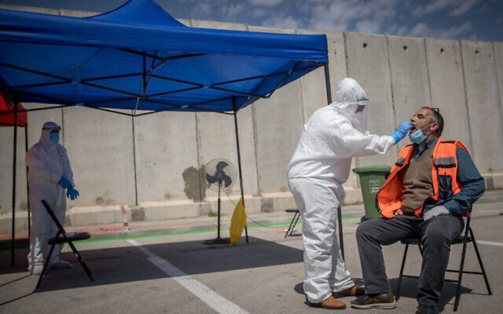Des travailleurs médicaux du Magen David Adom sur un site dedépistage du coronavirus au camp de réfugiés de Shuafat, à Jérusalem-Est, le 16 avril 2020. (Yonatan Sindel/Flash90)