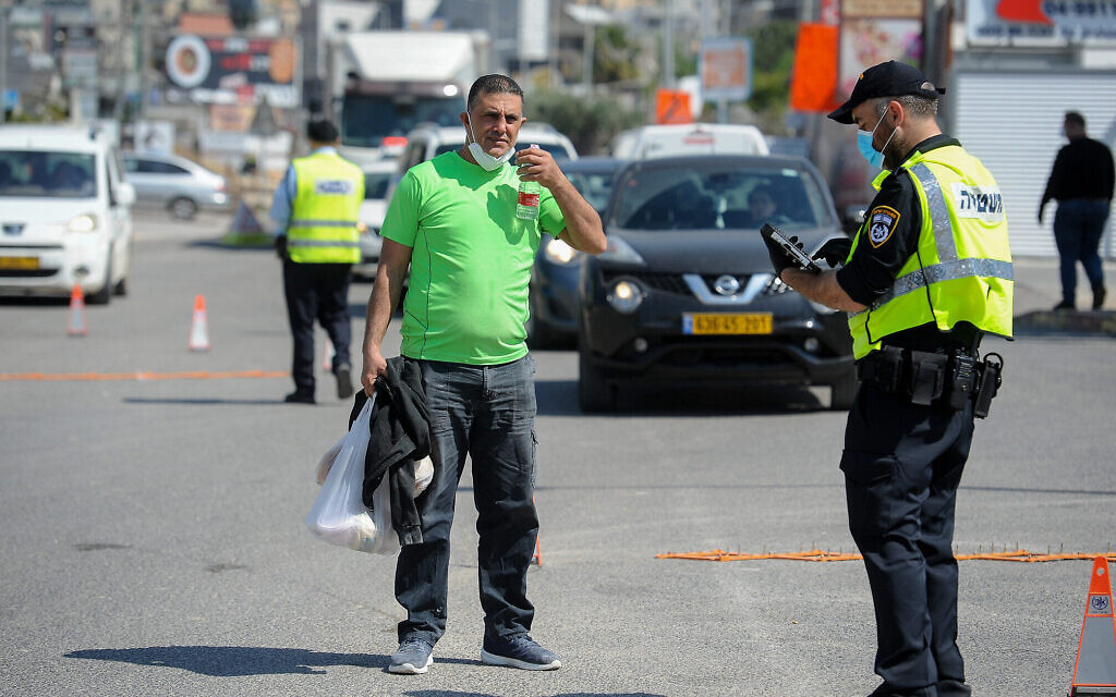 La police à un check-point dans la ville de Deir al-Asad, dans le nord du pays, le 18 avril 2020, après qu’elle a été déclarée « zone restreinte » en raison du nombre croissant de cas de Covid-19. (Crédit : Basel Awidat / Flash90)