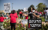 Des travailleurs indépendants israéliens participent à un rassemblement demandant le soutien financier du gouvernement devant la Knesset à Jérusalem, le 19 avril 2020. (Yonatan Sindel/Flash90)