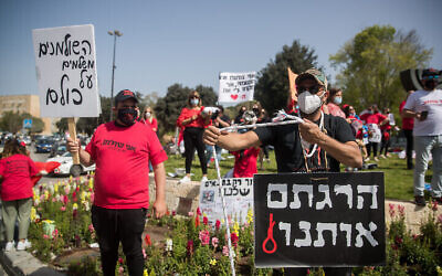 Des travailleurs indépendants israéliens participent à un rassemblement demandant le soutien financier du gouvernement devant la Knesset à Jérusalem, le 19 avril 2020. (Yonatan Sindel/Flash90)