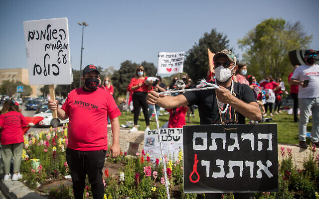 Des travailleurs indépendants israéliens participent à un rassemblement demandant le soutien financier du gouvernement devant la Knesset à Jérusalem, le 19 avril 2020. (Yonatan Sindel/Flash90) Des travailleurs indépendants israéliens participent à un rassemblement demandant le soutien financier du gouvernement devant la Knesset à Jérusalem, le 19 avril 2020. (Yonatan Sindel/Flash90)