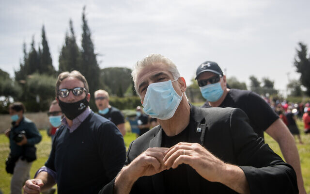 Le député Yair Lapid à un rassemblement de soutien pour les indépendants et les écoles maternelles touchées par la crise économique qui accompagne la pandémie de coronavirus, devant le Parlement israélien à Jérusalem, le 19 avril 2020. (Crédit : Yonatan Sindel/Flash90) Le député Yair Lapid à un rassemblement de soutien pour les indépendants et les écoles maternelles touchées par la crise économique qui accompagne la pandémie de coronavirus, devant le Parlement israélien à Jérusalem, le 19 avril 2020. (Crédit : Yonatan Sindel/Flash90)