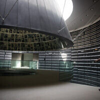 Un agent de la sécurité de Yad Vashem se tient devant le Hall des Noms vide du Musée mémorial de la Shoah à Yad Vashem à Jérusalem pendant la crise du coronavirus, le 19 avril 2020. (Crédit : Yonatan Sindel/Flash90)