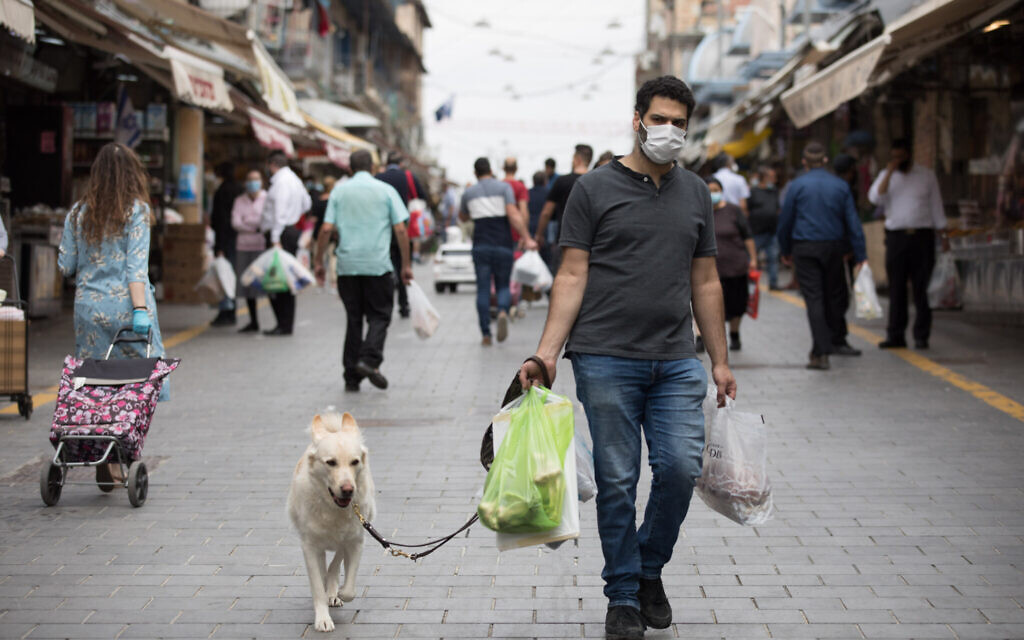 Les Israéliens font leurs courses alimentaires au marché Mahane Yehuda de Jérusalem, le 24 avril 2020 (Crédit : Nati Shohat/Flash90