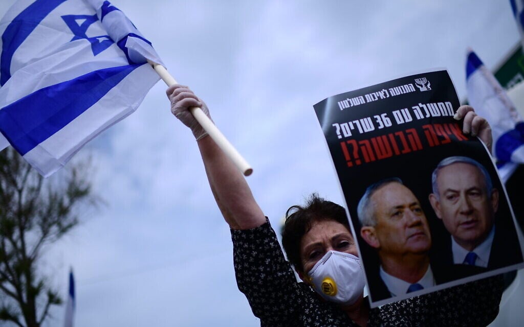 Une personne manifeste contre l'accord de coalition entre le Likud de Benjamin Netanyahu et le parti Kakhol lavan de Benny Gantz, à Tel Aviv le 24 avril 2020. (Tomer Neuberg/Flash90)