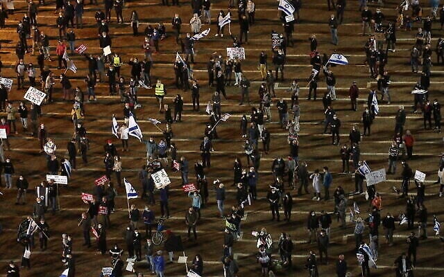 Gardant entre eux une distance de deux mètres, des milliers d’Israéliens participant à une manifestation des "Drapeaux noirs", à Tel Aviv, le 25 avril 2020. (Crédit : Miriam Alster/Flash90) Gardant entre eux une distance de deux mètres, des milliers d’Israéliens participant à une manifestation des "Drapeaux noirs", à Tel Aviv, le 25 avril 2020. (Crédit : Miriam Alster/Flash90)