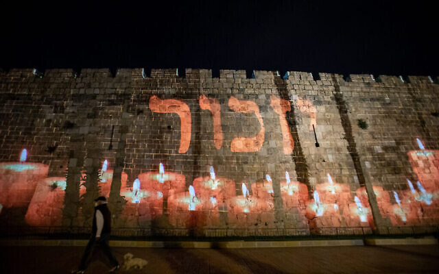 Les noms des soldats israéliens tombés sont projetés sur les murs de la Vieille Ville de Jérusalem alors qu'Israël marque Yom HaZikaron pour les soldats tombés au combat et des victimes du terrorisme, le 27 avril 2020. (Crédit : Yonatan Sindel / Flash90) Les noms des soldats israéliens tombés sont projetés sur les murs de la Vieille Ville de Jérusalem alors qu'Israël marque Yom HaZikaron pour les soldats tombés au combat et des victimes du terrorisme, le 27 avril 2020. (Crédit : Yonatan Sindel / Flash90)