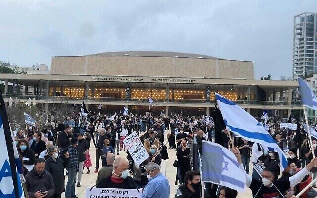Des centaines de personnes assistent à une manifestation pro-démocratie à Tel Aviv le 16 avril 2020. (Crédit : autorisation) Des centaines de personnes assistent à une manifestation pro-démocratie à Tel Aviv le 16 avril 2020. (Crédit : autorisation)