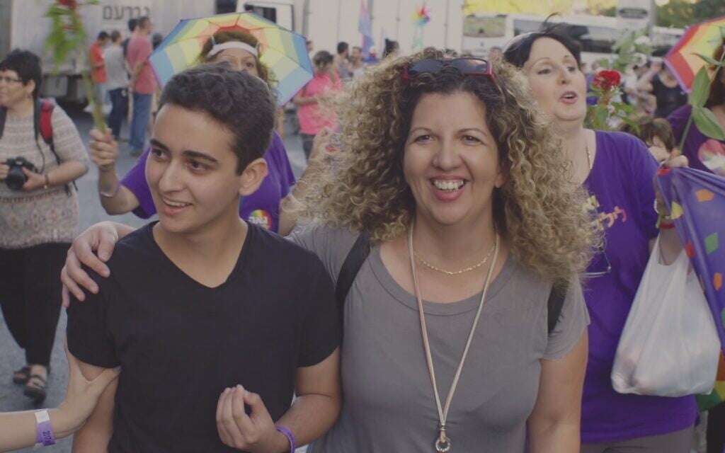 Noam Kaniel et sa mère à la Gay Pride de Jérusalem. (Crédit : Medalia Productions)