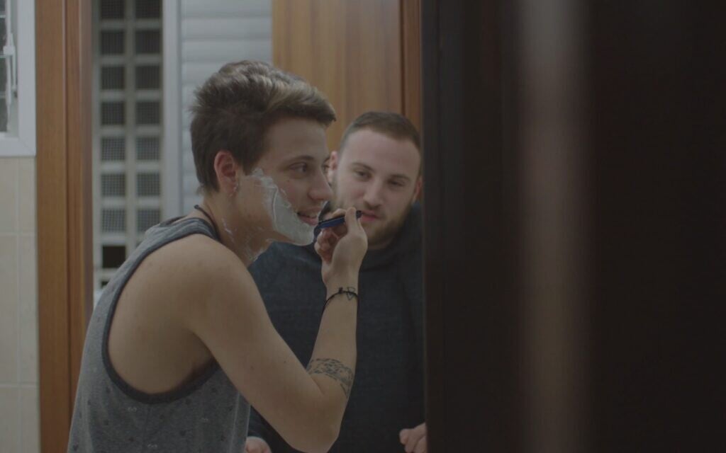 Liron Matzas se rase dans "Transkids". (Crédit : Medalia Productions)