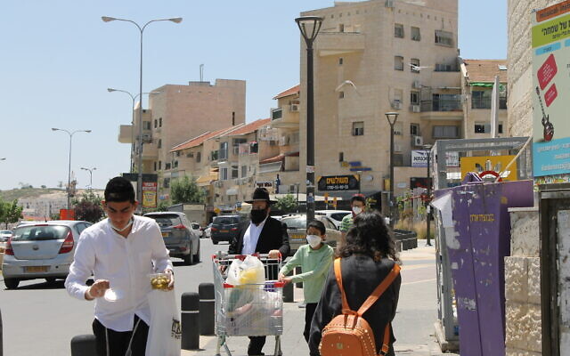 Les résidents du quartier mixte moderne-orthodoxe et haredi de Ramat Beit Shemesh Aleph, le 27 avril 2020. (Crédit : Sam Sokol)