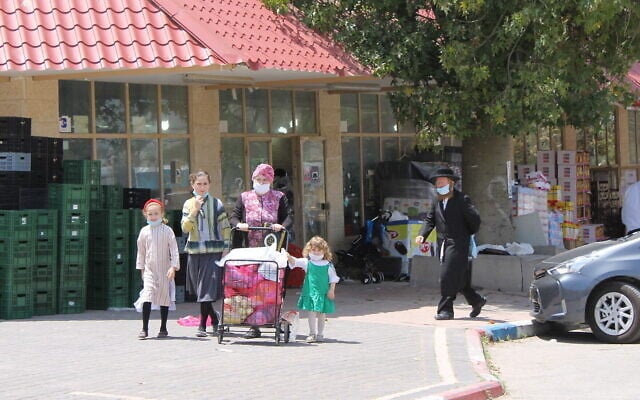 Des habitants marchent dans l'enclave hassidique de Ramat Beit Shemesh Bet sous confinement, le 27 avril 2020. (Sam Sokol/Times of Israel) Des habitants marchent dans l'enclave hassidique de Ramat Beit Shemesh Bet sous confinement, le 27 avril 2020. (Sam Sokol/Times of Israel)