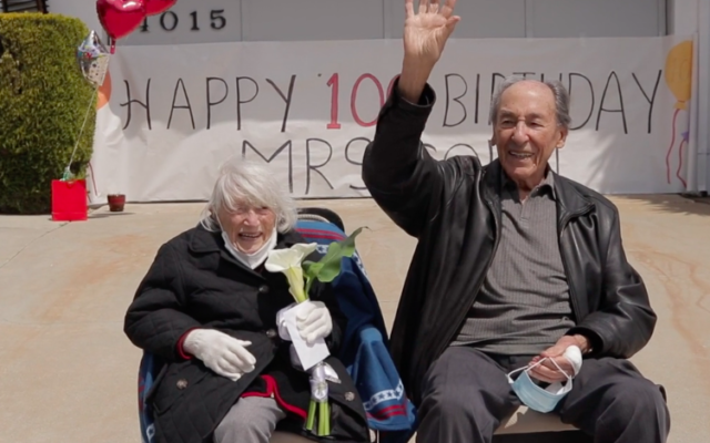 Marte Cohn salue ceux qui lui souhaitent un joyeux anniversaire depuis leurs voitures à l'occasion de ses 100 ans. (Autorisation via JTA) Marte Cohn salue ceux qui lui souhaitent un joyeux anniversaire depuis leurs voitures à l'occasion de ses 100 ans. (Autorisation via JTA)