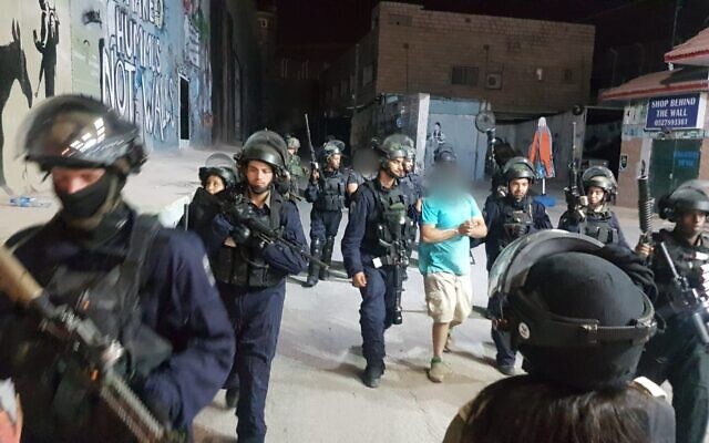 Photo d'illustration : Les forces israéliennes de sécurité arrêtent un Palestinien soupçonné d'avoir jeté une bombe artisanale au tombeau de Rachel dans le camp de réfugiés d'al-Ayda, en Cisjordanie, le 4 octobre 2018 (Crédit : Police israélienne)
