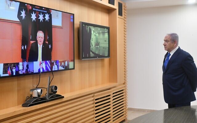 Le Premier ministre s'adresse aux leaders européens pendant une vidéoconférence au ministère des Affaires étrangères de Jérusalem, le 9 mars 2020 (Crédit : Haim Zach/GPO)