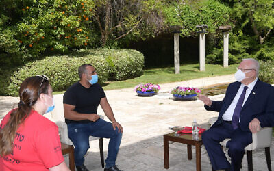 Le président Reuven Rivlin rencontre des dirigeants de petites entreprises indépendantes pour entendre leurs difficultés causées par le confinement dû au coronavirus, à la Résidence du président à Jérusalem, le 19 avril 2020. (Avi Kanner/GPO)