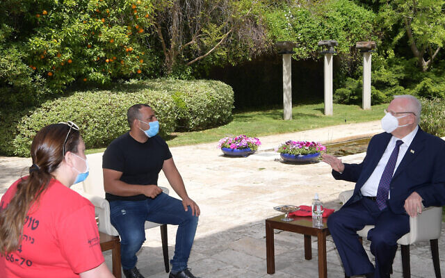 Le président Reuven Rivlin rencontre des dirigeants de petites entreprises indépendantes pour entendre leurs difficultés causées par le confinement dû au coronavirus, à la Résidence du président à Jérusalem, le 19 avril 2020. (Avi Kanner/GPO) Le président Reuven Rivlin rencontre des dirigeants de petites entreprises indépendantes pour entendre leurs difficultés causées par le confinement dû au coronavirus, à la Résidence du président à Jérusalem, le 19 avril 2020. (Avi Kanner/GPO)