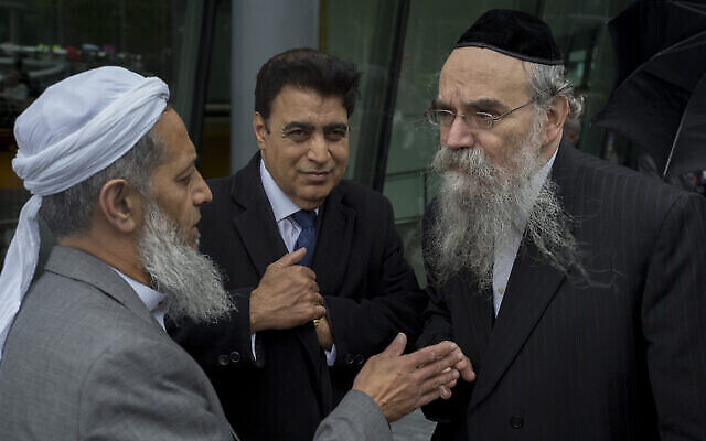 Le rabbin Avrohom Pinter, à droite, discute avec d'autres responsables communautaires à Londres, le 5 juin 2017. (Crédit : Richard Baker / In Pictures via Getty Images via JTA) Le rabbin Avrohom Pinter, à droite, discute avec d'autres responsables communautaires à Londres, le 5 juin 2017. (Crédit : Richard Baker / In Pictures via Getty Images via JTA)