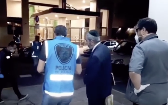 La police argentine lors d'un raid dans un mikvé, dans le nord de Buenos Aires, le 22 mars 2020 (Capture d'écran YouTube/ via JTA) La police argentine lors d'un raid dans un mikvé, dans le nord de Buenos Aires, le 22 mars 2020 (Capture d'écran YouTube/ via JTA)