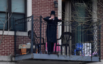 Un jeune juif ultra-orthodoxe à Brooklyn, New York, le 7 avril 2020. (Angela Weiss/AFP)