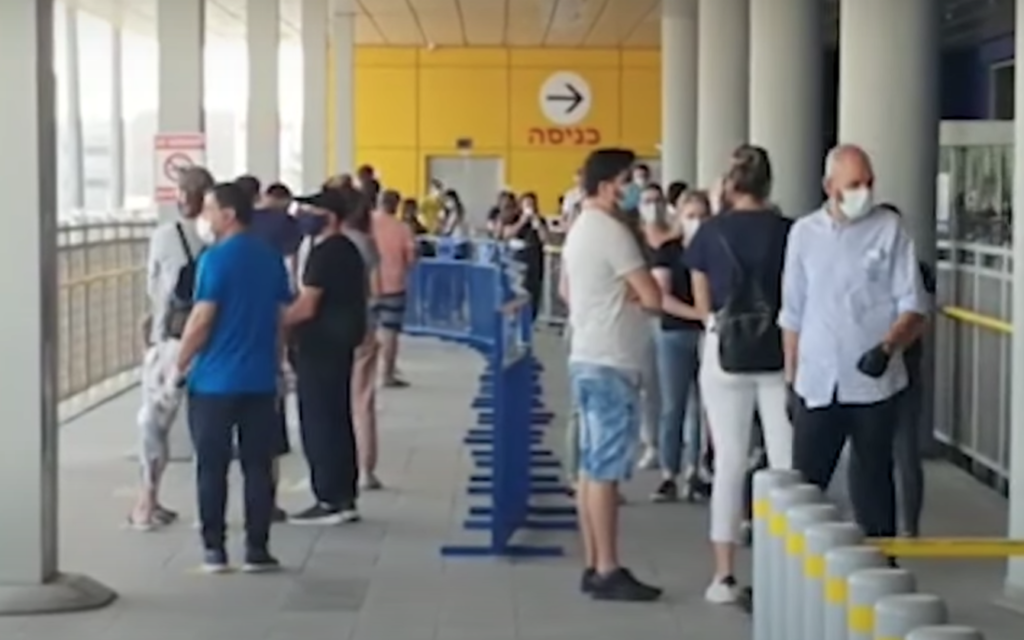 Des Israéliens devant le magasin Ikea de Rishon LeZion, le 22 avril 2020. (Capture d'écran Youtube)