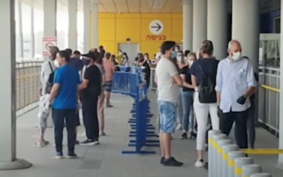 Des Israéliens devant le magasin Ikea de Rishon LeZion, le 22 avril 2020. (Capture d'écran Youtube)