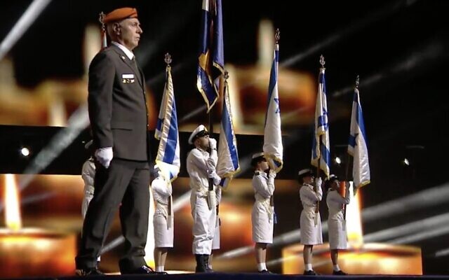La cérémonie annuelle d'allumage des torches marquant le 72e Yom HaAtsmaout d'Israël au cimetière militaire du Mont Herzl à Jérusalem, le 28 avril 2020. (Capture d'écran : Facebook)